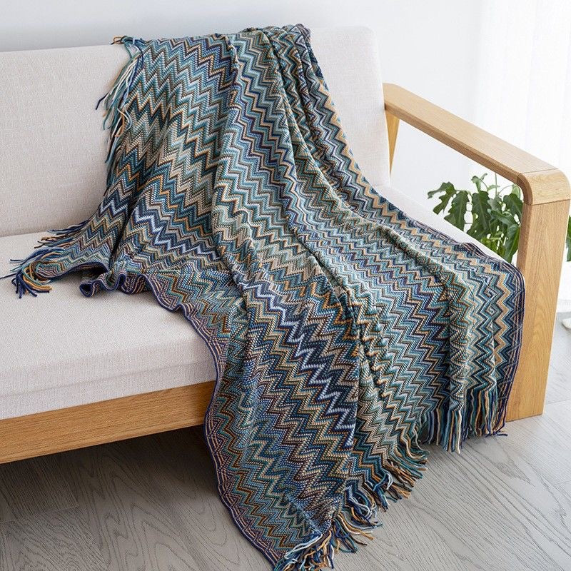 Vibrant Zigzag Pattern Throw Blanket