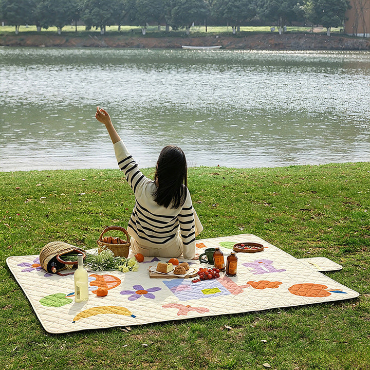 Insulated outdoor picnic blanket with quilting, water-repellent back and carry flap Kalsten