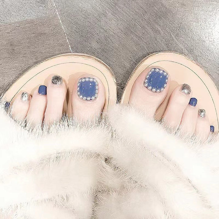 Artful toenails with elegant accents Kalsten