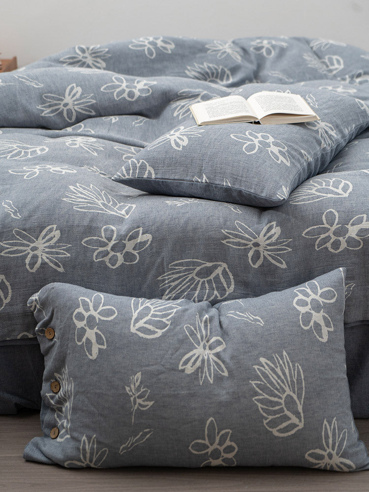 Linen look bedding set with floral print and wooden button closure