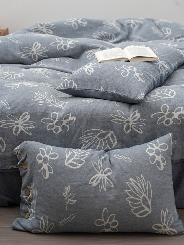 Linen look bedding set with floral print and wooden button closure