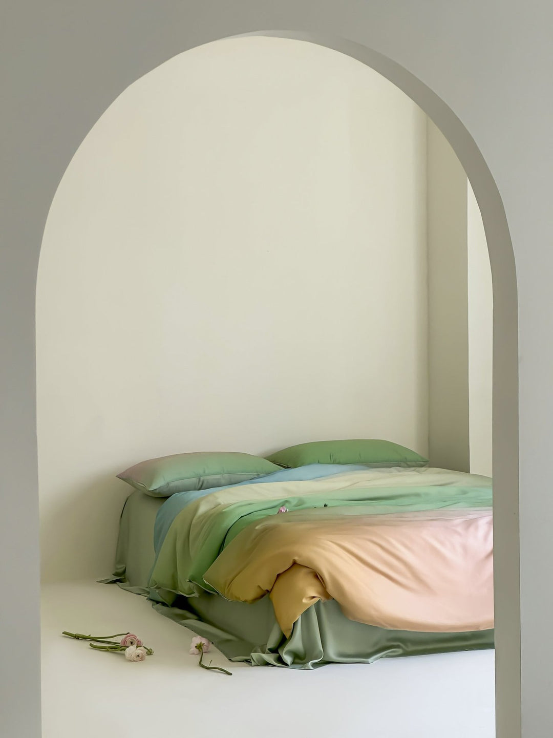 Bedding set made of satin with a soft ombre color gradient and a silky-matte feel