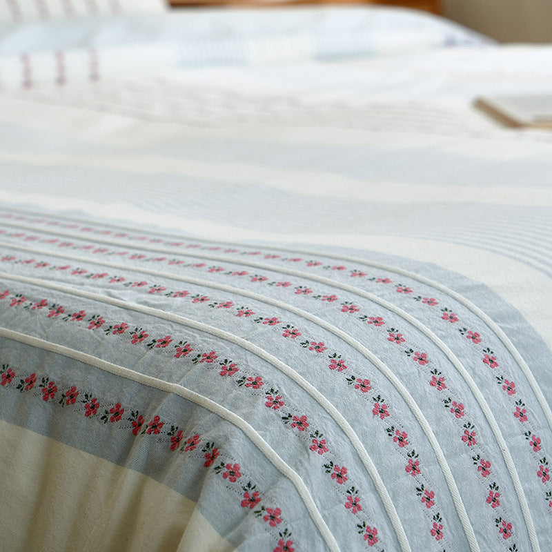 Cotton bedding set with embroidered stripes and fine percale quality