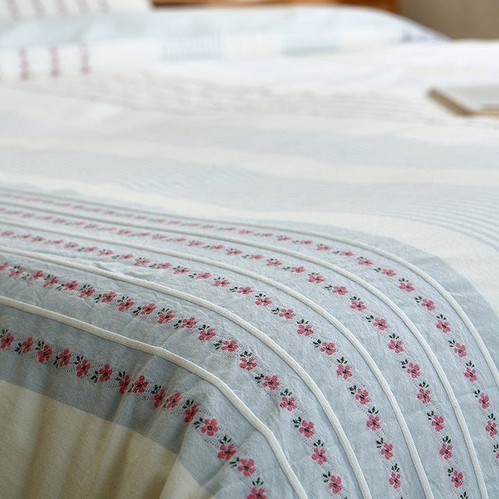 Cotton bedding set with embroidered stripes and fine percale quality