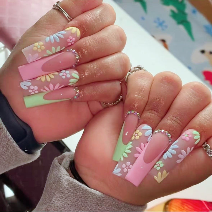 Artificial nail set with floral 3D embellishments and rhinestone accents Kalsten