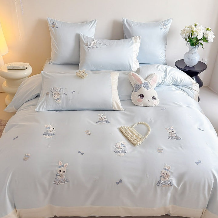 Cuddly bed linen set for children with embroidered bunny motifs and plush pillow