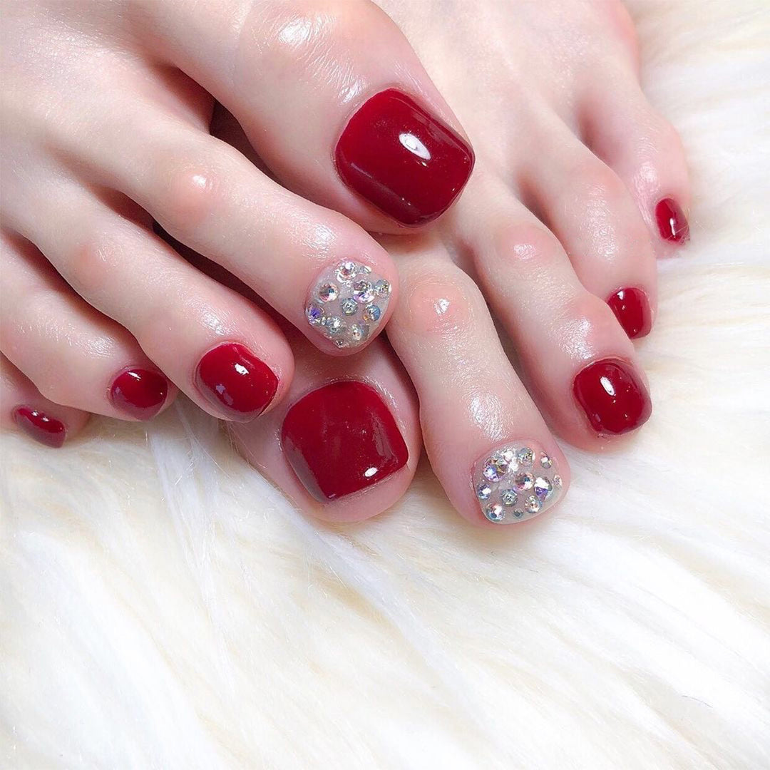 Stylish toenail design with glitter accents Kalsten