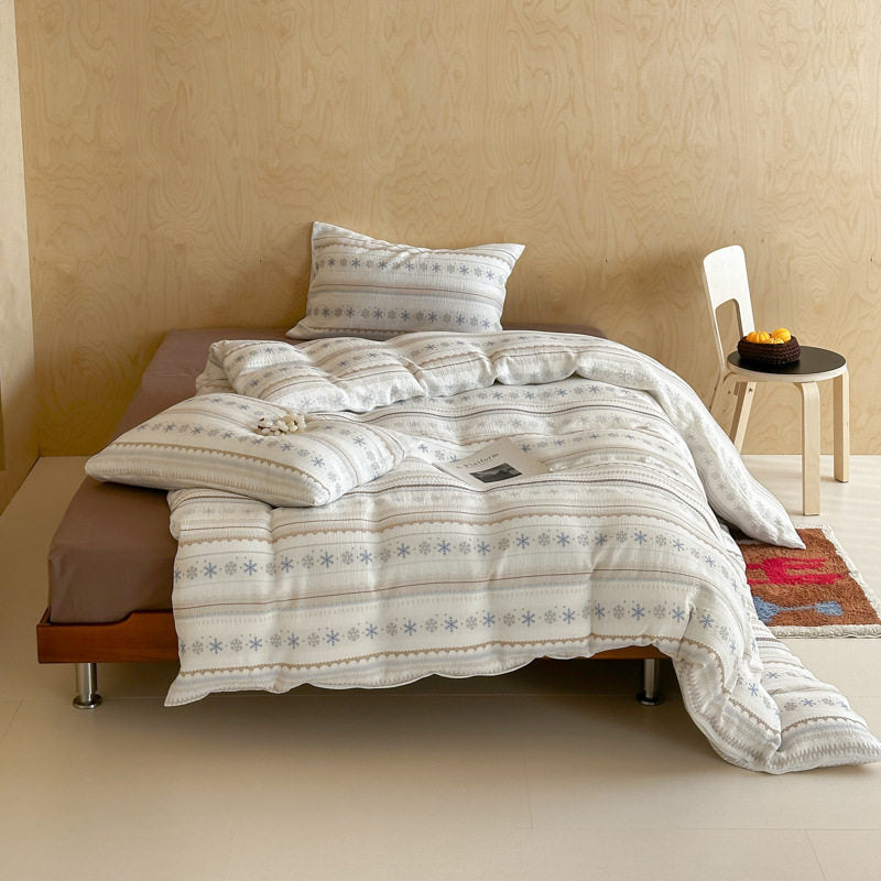 Premium bedding set in nordic-inspired striped pattern made of cotton percale