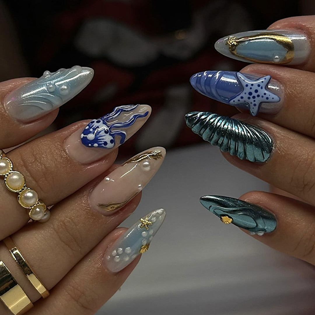 Elegant nail art in maritime design with glitter and 3D accents Kalsten