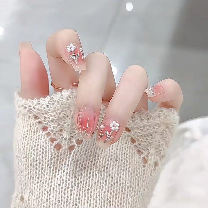 Artificial nail set with floral designs and glitter accents Kalsten