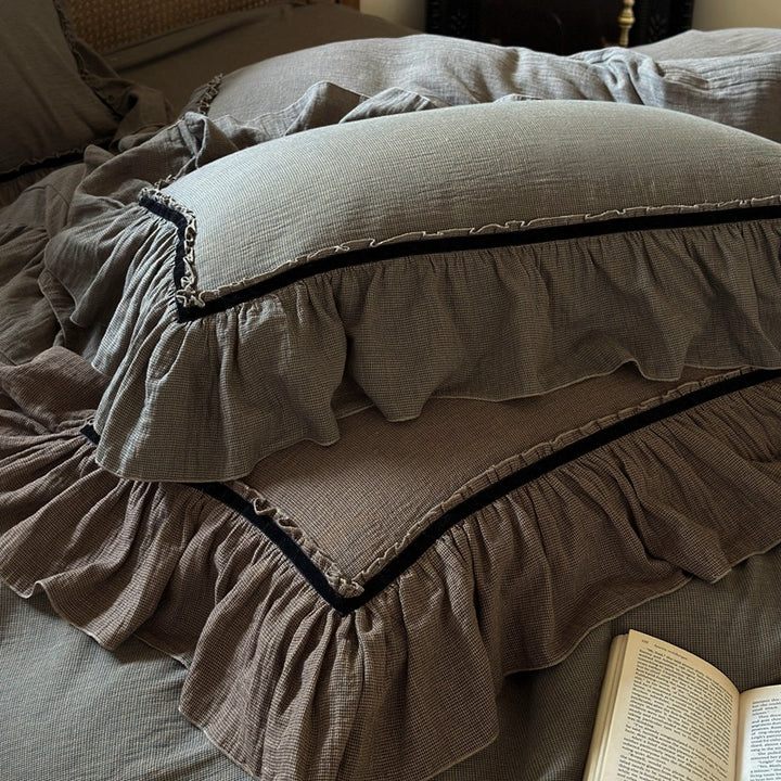 Vintage-style duvet cover set made of soft linen-look cotton with ruffles and contrasting piping
