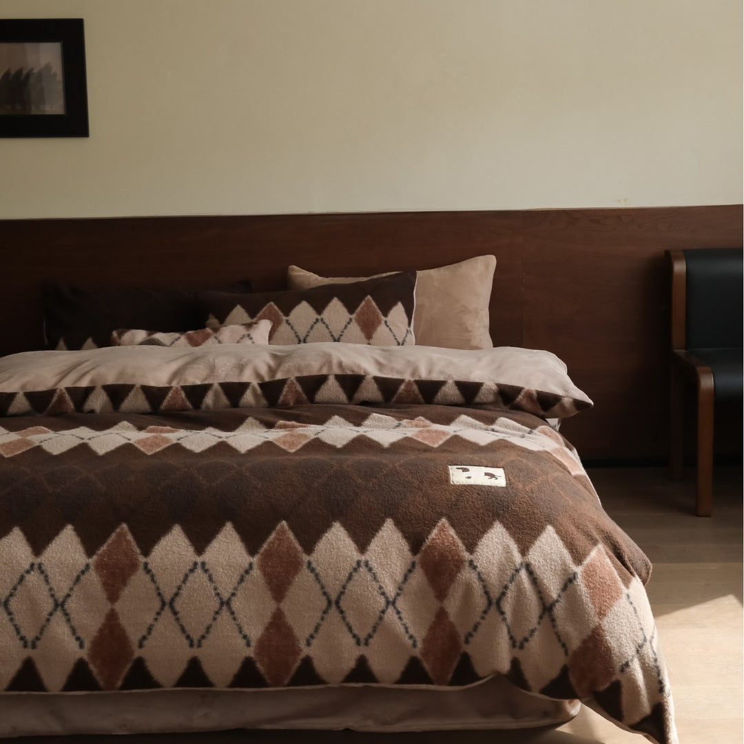 Premium microfleece bed set with diamond structure and warming cuddle throw