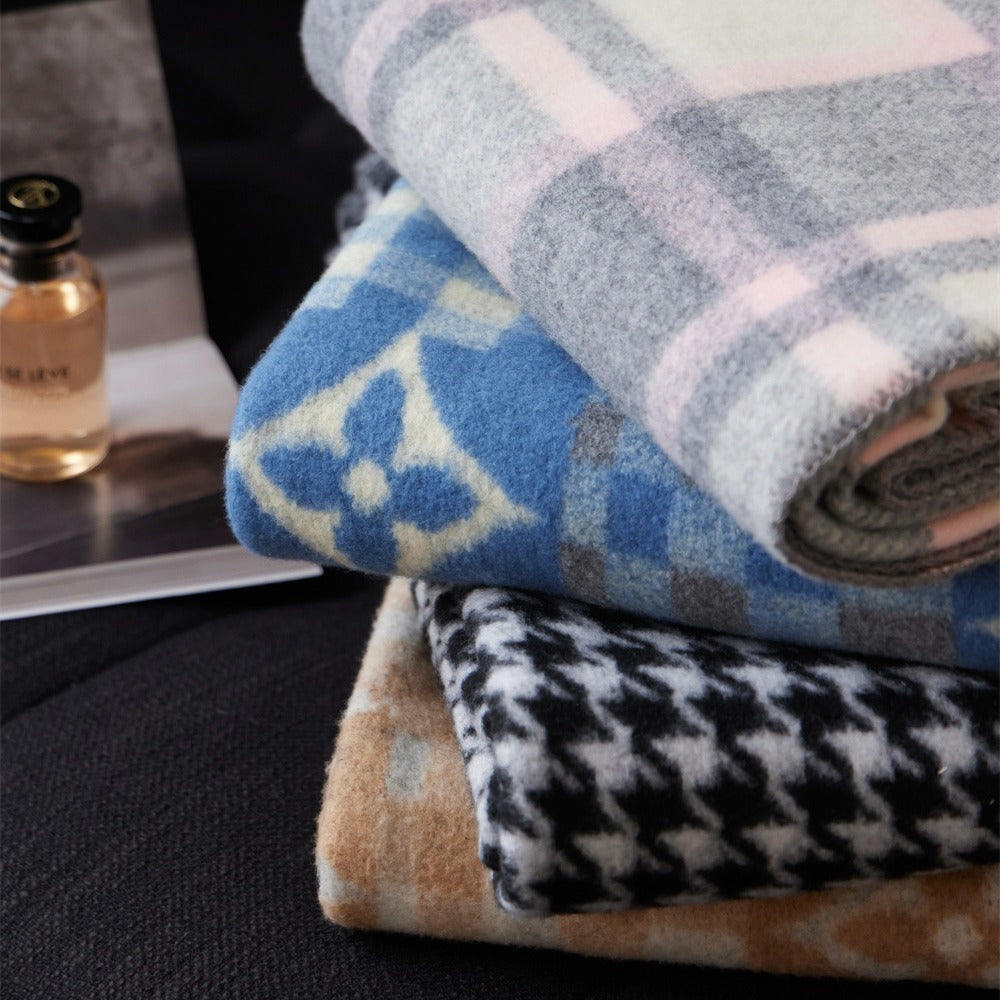 Houndstooth cuddly blanket with fine weave structure and decorative edge