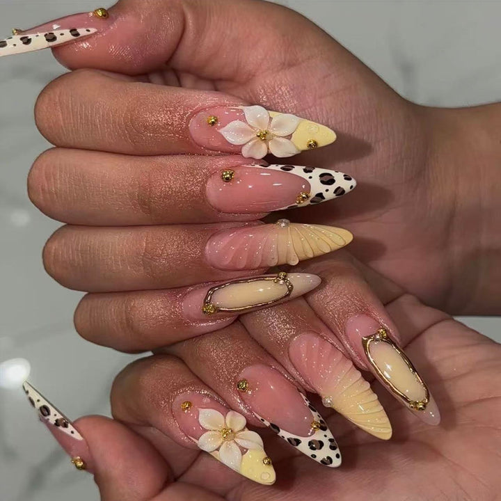 Artificial nails with floral patterns and golden accents Kalsten
