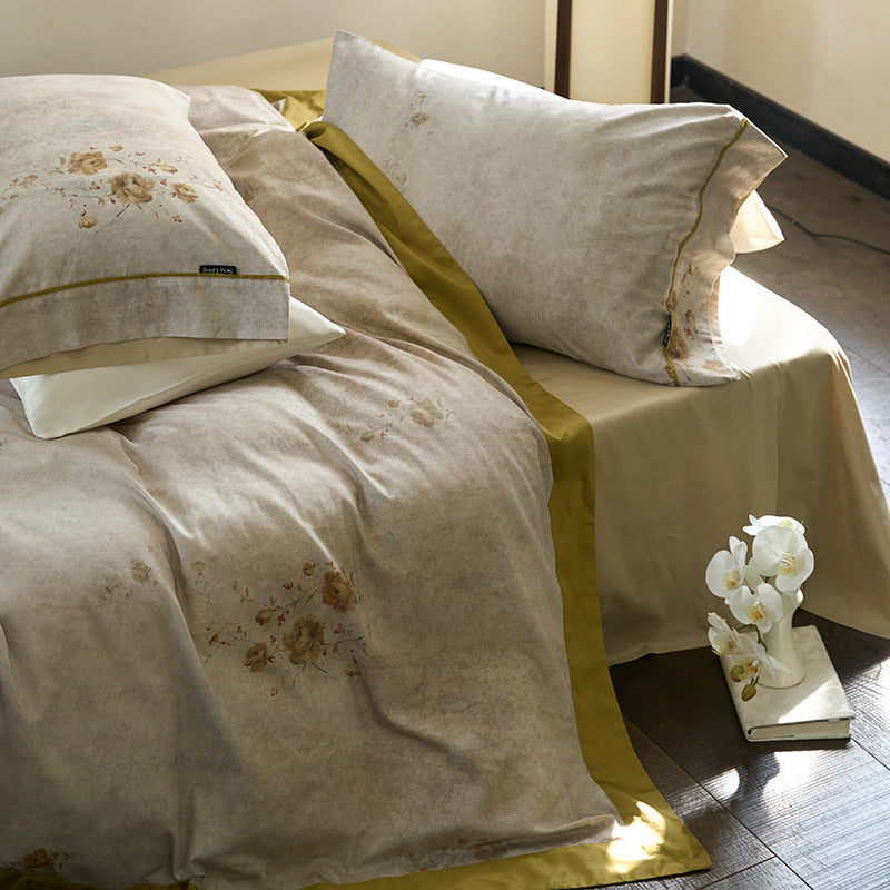 Reversible cotton percale bed linen set with blurred vintage floral print and contrasted hem