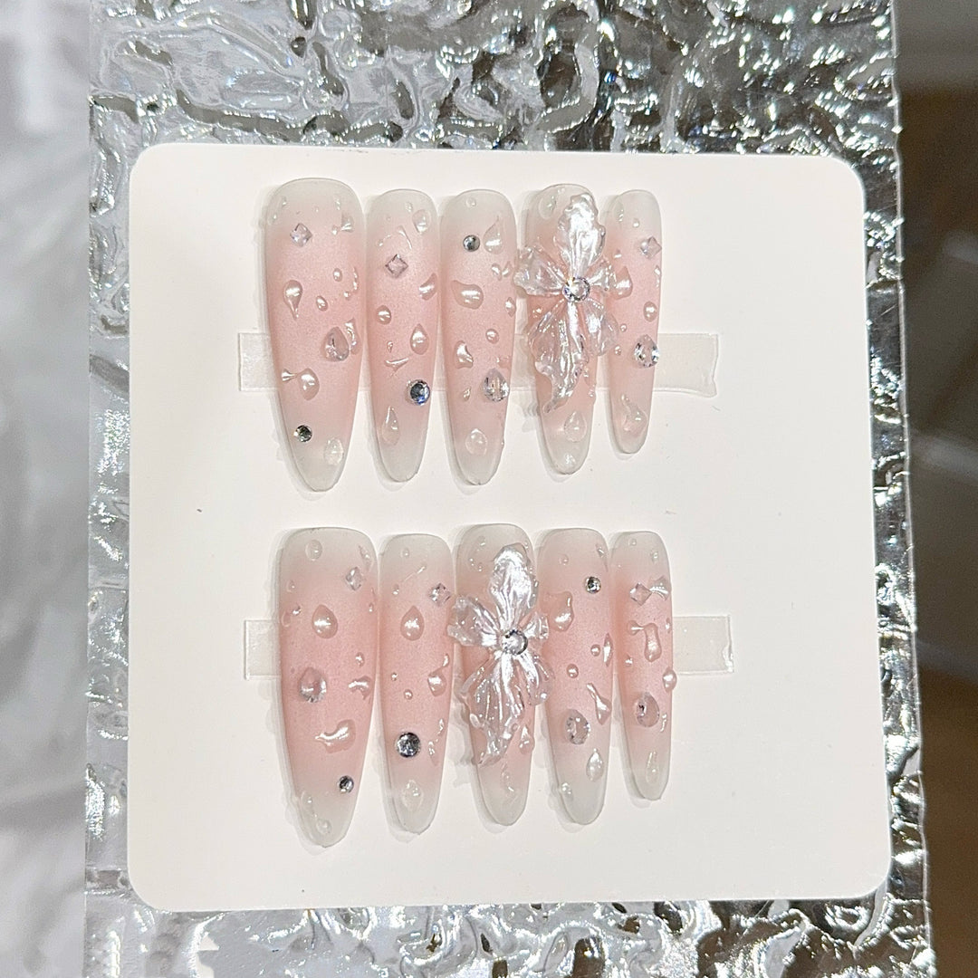 Glamorous artificial nails with sparkling accents Kalsten