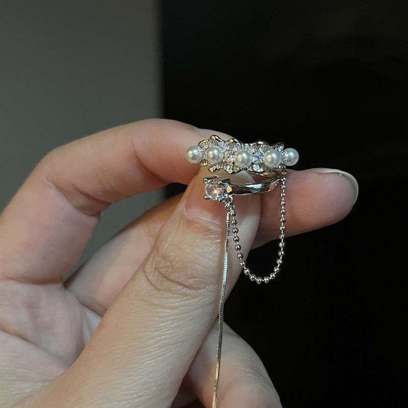 Elegant Pearl and Crystal Chain Ring Kalsten