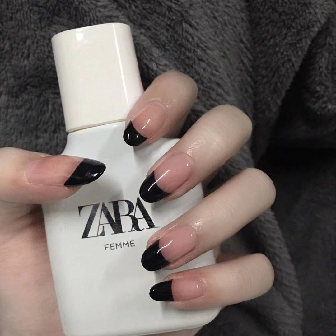 Artful Nail Art with Elegant French Tip Design Kalsten