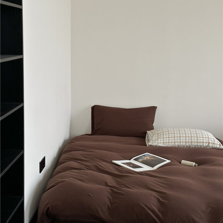 Minimalist Mako satin bedding set with extra-soft surface and easy-care weaving
