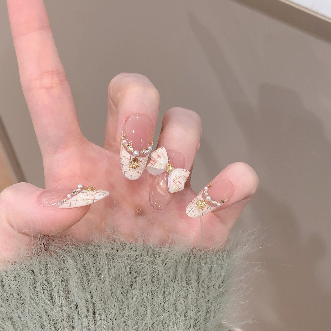 Artificial nails with elegant accents and rhinestone embellishments Kalsten