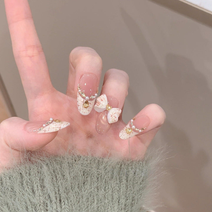 Artificial nails with elegant accents and rhinestone embellishments Kalsten