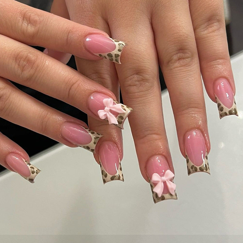 Nail set with elegant leopard accents and bow embellishments Kalsten