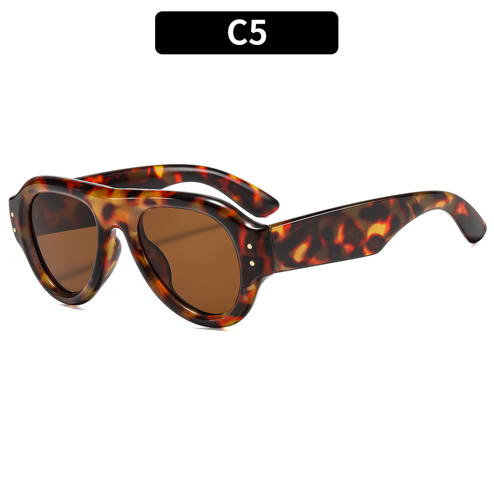 Retro-Inspired Oversized Fashion Sunglasses