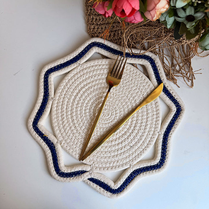 Braided cotton placemat with wavy edge and decorative contrast border
