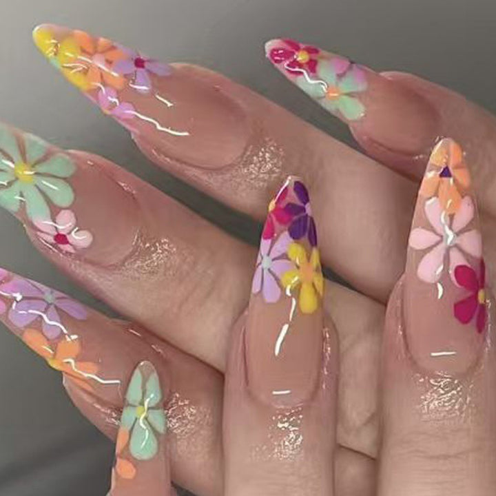 Nail art with floral patterns Kalsten