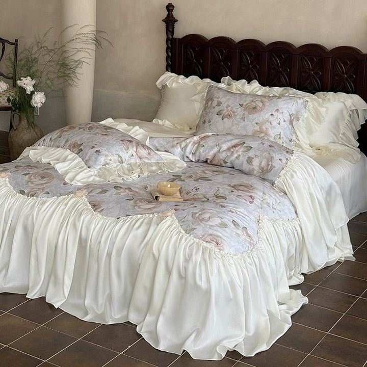 Bedding set made of cotton satin with floral rose pattern and voluminous ruffle