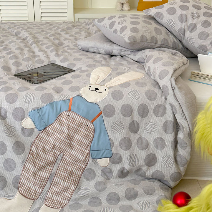 Children's quilt set with appliquéd dog motif and polka dot pattern