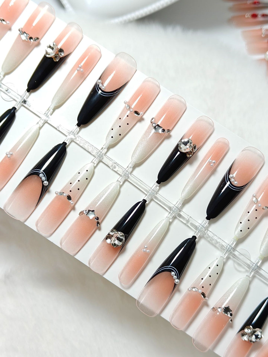 Glamorous artificial nails with glitter accents Kalsten