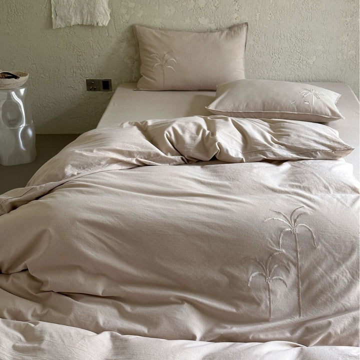 Luxurious cotton satin bedding set with hotel closure and extra-soft pillowcases