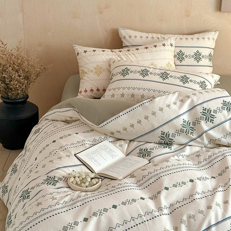 Reversible cotton satin bedding set with Nordic star-heart pattern