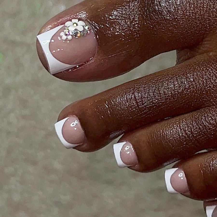 Artificial nail set with elegant French tip design and sparkling accents Kalsten
