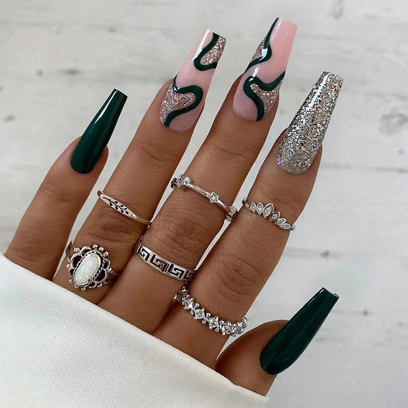 Artificial nail art with elegant glitter and gradient effects Kalsten