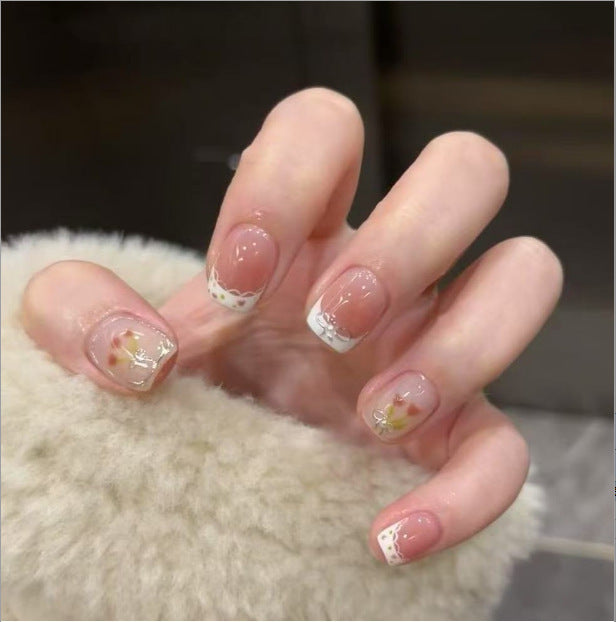 Glamorous nail art with pearls and glitter Kalsten