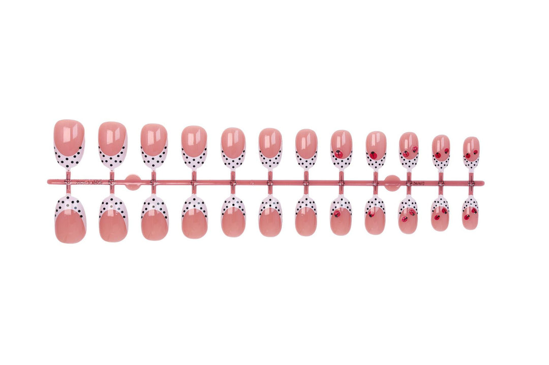 Artificial nail set with playful dots and eye-catching accents Kalsten