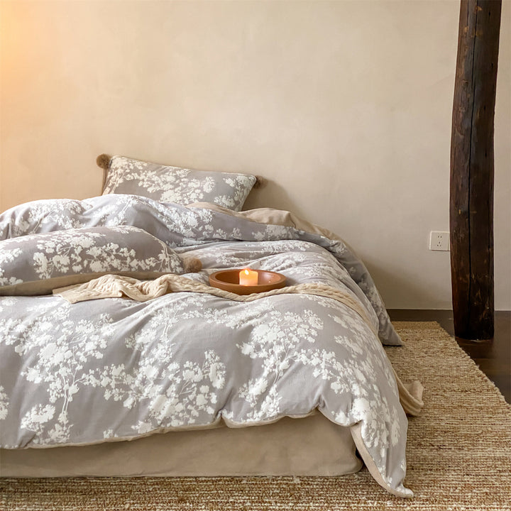 Cozy bedding set made of microfiber fleece with floral all-over design and pom-pom trim
