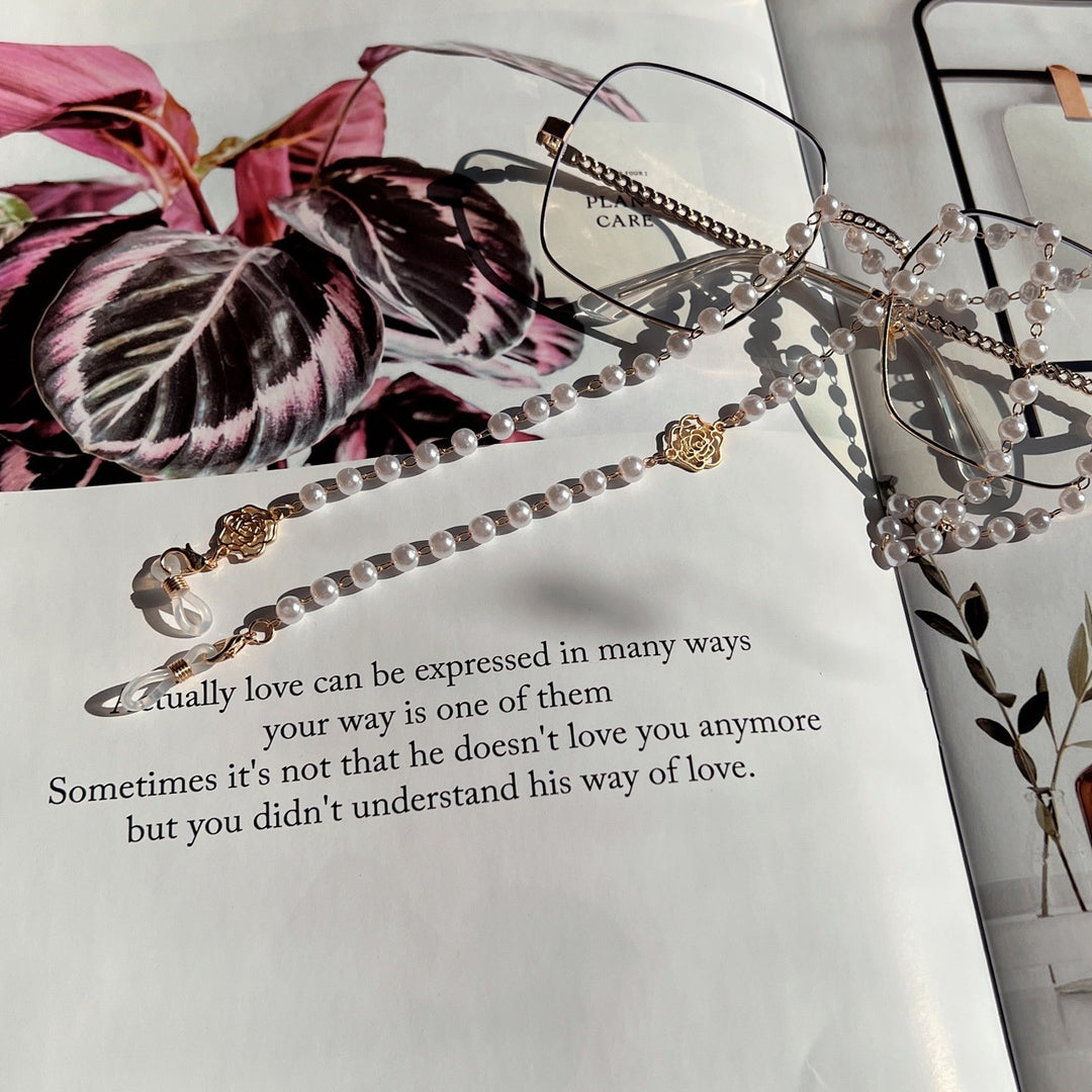 Elegant Pearl and Gold-Accented Eyewear Chain Kalsten