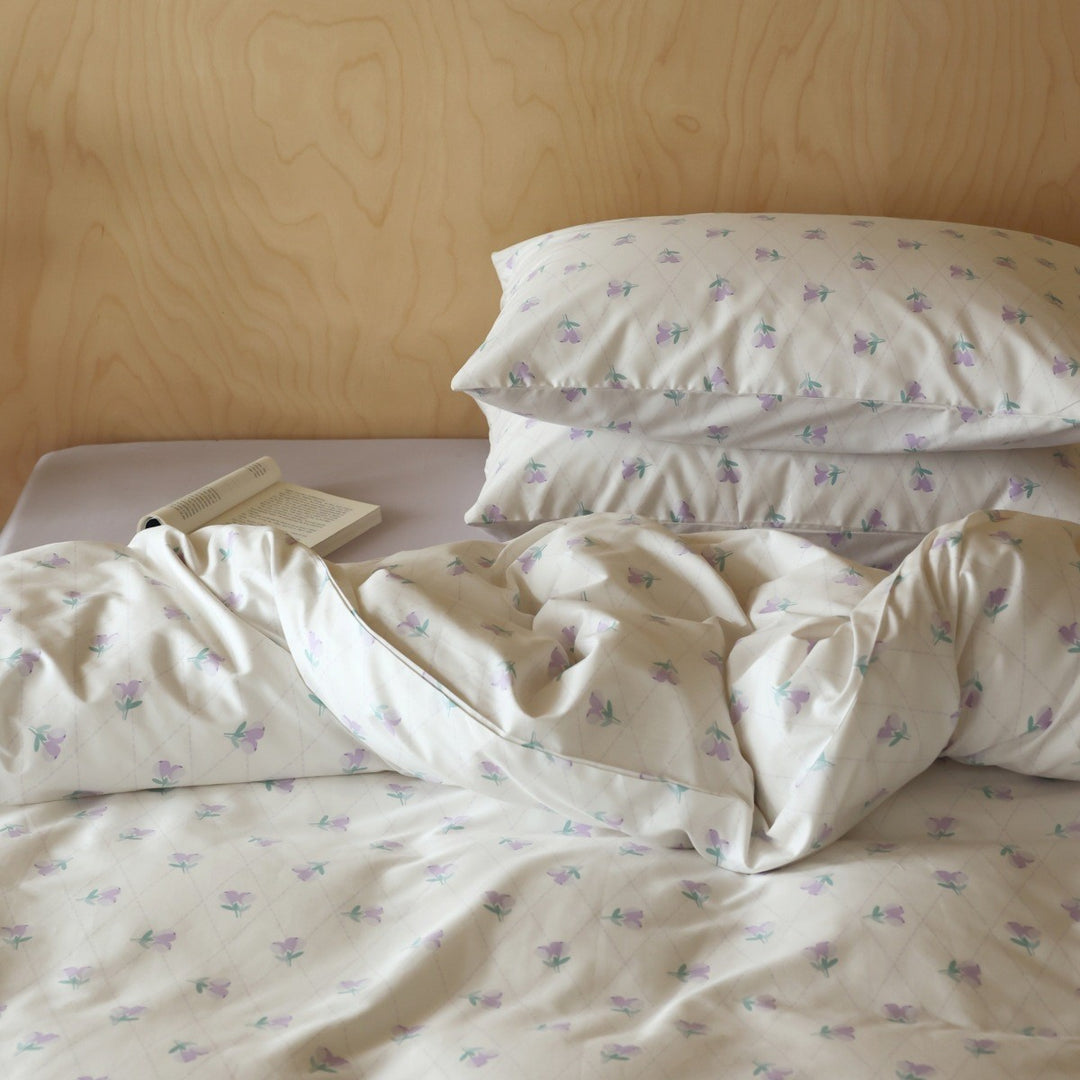 Cotton satin bedding set with fine check pattern and floral motifs