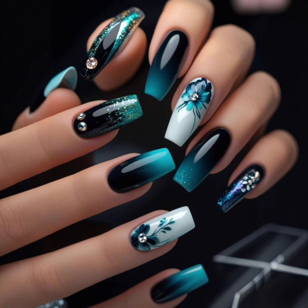 Elegant Artificial Nails with Detailed Gold Decorations Kalsten