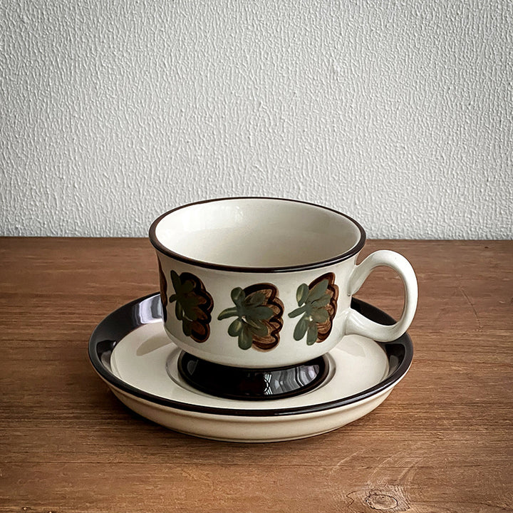 Ceramic coffee cup set with saucer and hand-painted leaf ornament