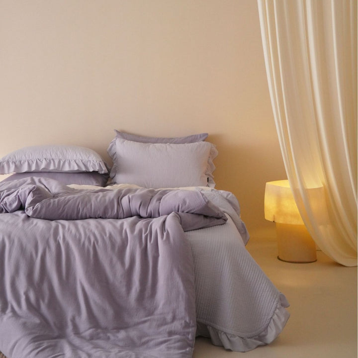 Bedding set made of stonewashed cotton with ruffled pillow and quilted bedspread