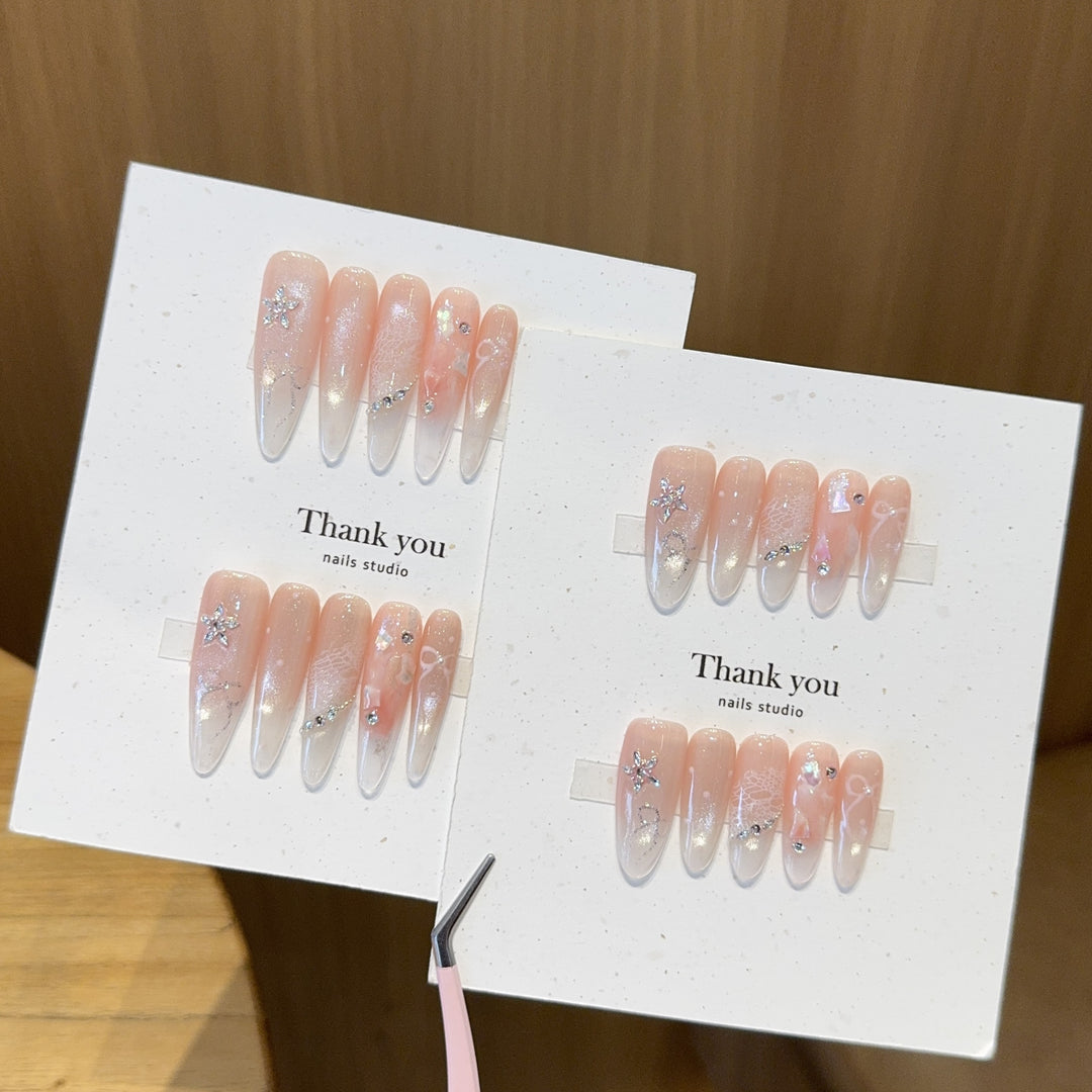 Artificial nails with filigree design and glitter accents Kalsten