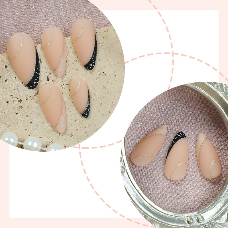 Nail set with elegant gold and silver accents Kalsten