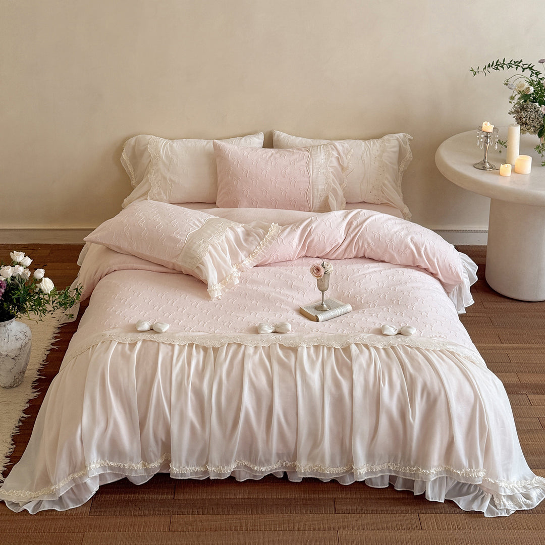 Romantic bedding set with ruffles and lace trim