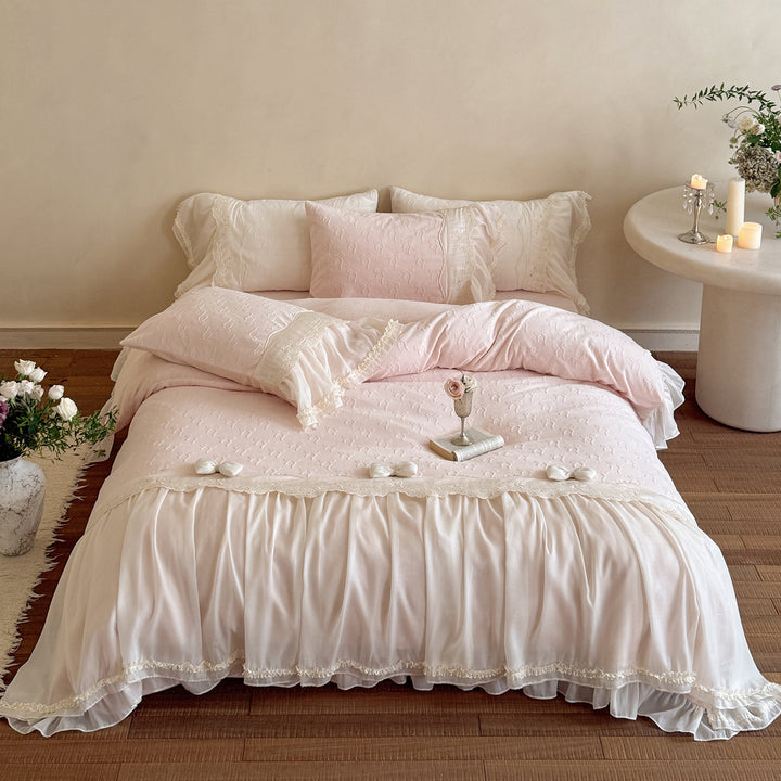 Romantic bedding set with ruffles and lace trim