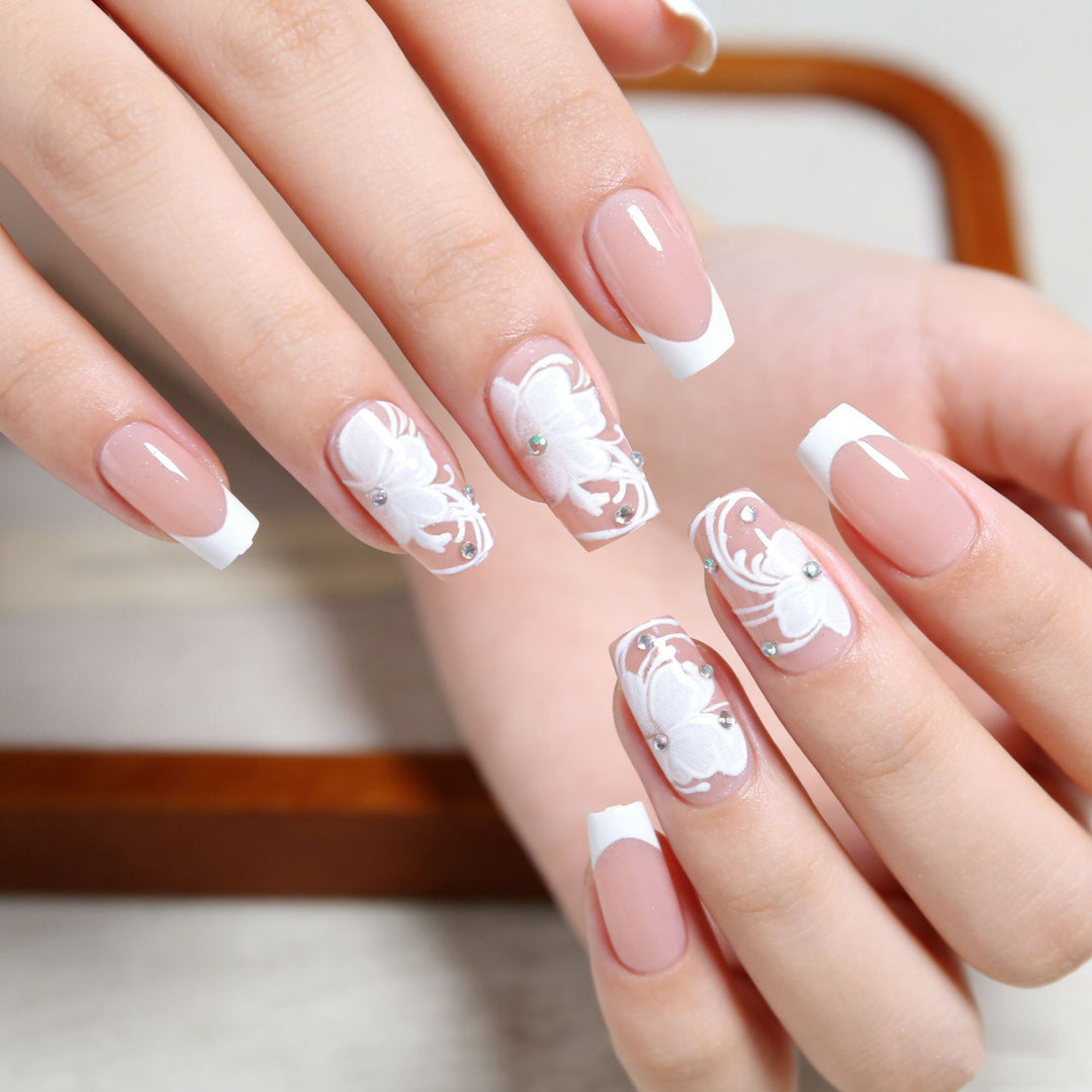 Artificial nails with floral embellishments and glitter details Kalsten