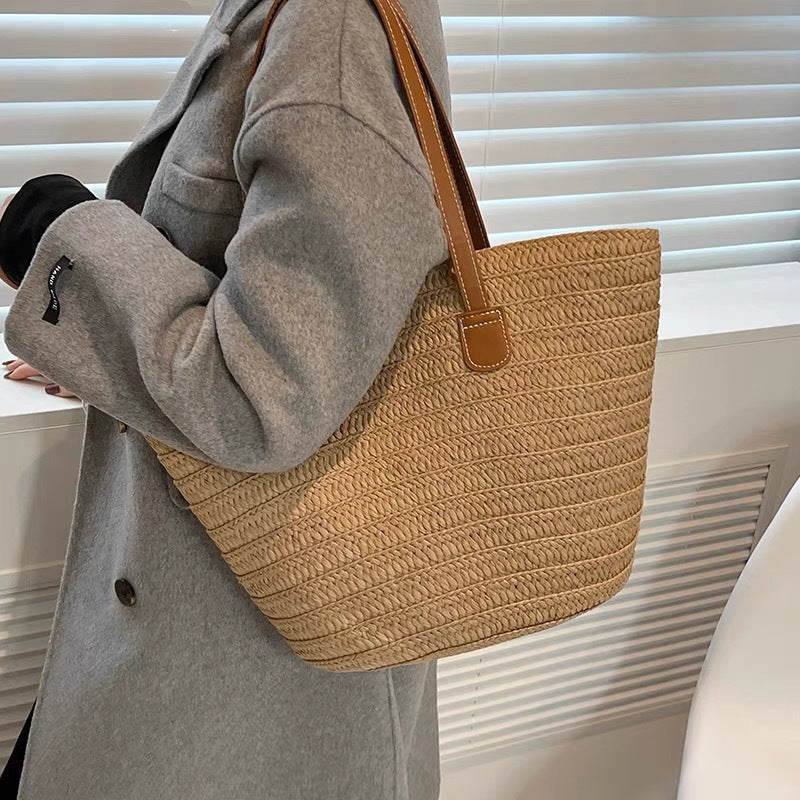 Stylish beach bag made of woven natural material with leather handles Kalsten
